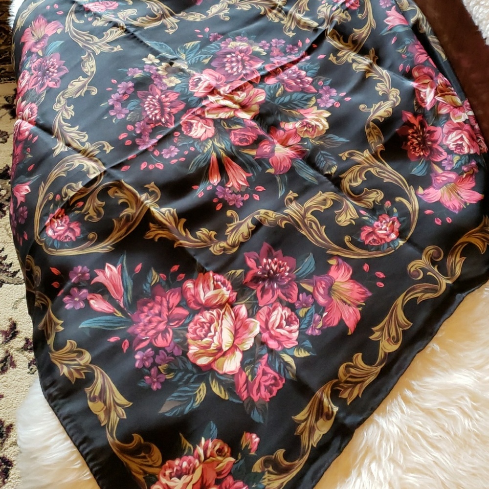 Beautiful Scarf! - Picture 4 of 6